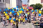 Verteilung der Luftballons in den Farben der Stadt Neustadt