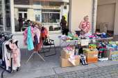 Blick auf einen Flohmarkt-Stand