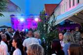 Sehen und gesehen werden, viele Neustädter nutzen das schöne Wetter um sich mit Freunden zu treffen