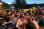 Blick über das Straßenfest bei abendlicher Stimmung und bestem Festwetter
