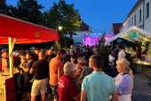 viele Neustädter verbringen eine gemütliche Zeit beim Straßenfest