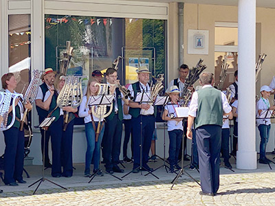 Musikalischer Weckruf mit dem Schalmeien­orchester Polenzwww.schalmeienorchester-polenz.de