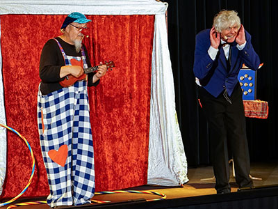 „Manege frei“ beim Kinder-Mitmach­programm mit Zirkus Kunterbuntwww.zirkuskunterbunt.de